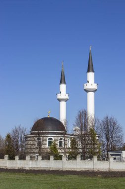 Müslüman camii tapınağı, Rusya 'nın Tatar köyündeki minarelerin bir arkadaşıyla birlikte beyaz bir cami. Güzel İslami cami