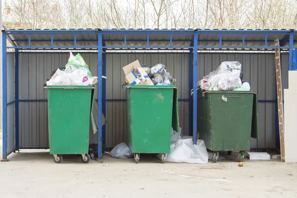 Bir sürü çöp atığı olan yeşil çöp tenekeleri, çöp toplama, çevre kirliliği