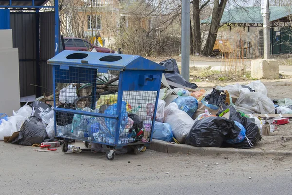 Çöpleri geri dönüşüm için çöp toplama sepeti. Çevresel sorunlar ve gezegenin kirliliği