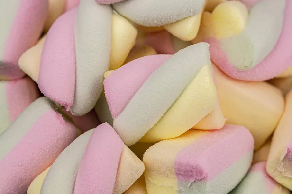 Farbige Marshmallows-Schale in Form einer Spirale, Nahaufnahme Hintergrund. süßes gelbes rosa blau grünes Marshmallow-Dessert — Stockfoto