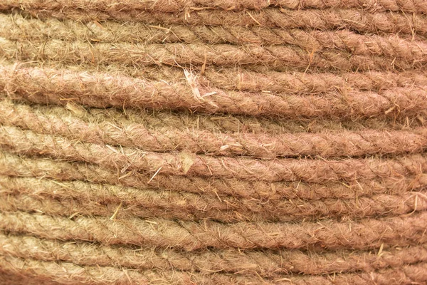 Textura corda de juta natural feita de cânhamo de linho de algodão. Fundo de close-up de corda grossa feita de materiais vegetais, corda de enrolamento horizontal — Fotografia de Stock