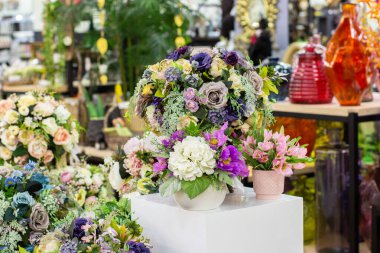 Yapay çiçek buketleri, gül ortancası menekşe çiçeği, çiçekçi. çiçek satışları, iç tasarım
