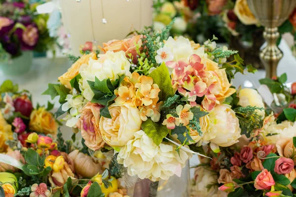 Piękny bukiet sztucznych kwiatów, róża hortensji zielone liście, kwiaciarnia. robienie bukietów, sprzedaż kwiatów, dekorowanie — Zdjęcie stockowe