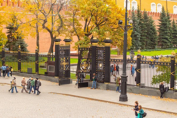12-10-2019, 러시아 모스크바. 붉은 광장에 있는 알렉산더 정원 입구에 있는 주철로 만든 문, 금으로 덮인 이중 머리 독수리 문양 — 스톡 사진