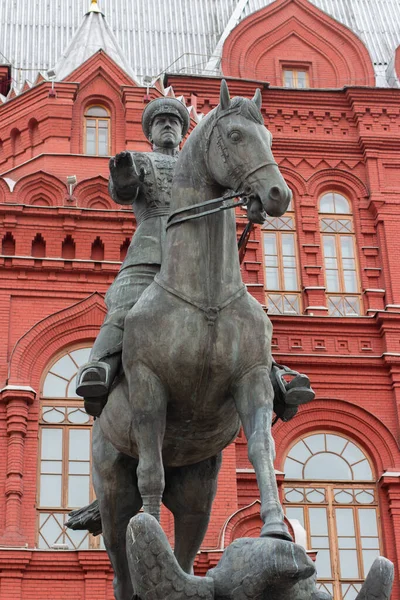 12-10-2019, Moscou, Rússia. Monumento ao marechal Zhukov na Praça Vermelha. O comandante Marechal Georgy Zhukov em um cavalo de guerra contra a parede do Museu Histórico — Fotografia de Stock