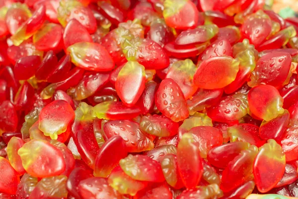 Olgun böğürtlen şeklinde çilek reçeli, reçelli şekerler yakın plan. Süpermarket tezgahında şekerler.