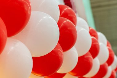 Kırmızı ve beyaz şişirilebilir balonlar tatil için dekorasyon, arka plan duvar kağıdı manzarası. Balonla tatil arkaplanı