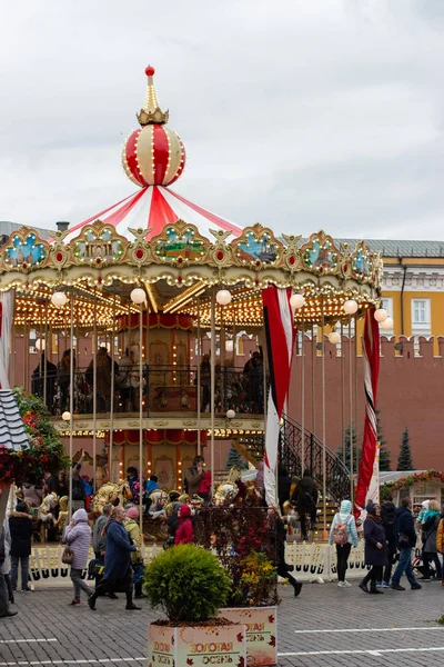 12-10-2019, Moskova, Rusya. Altın sonbahar, Kızıl Meydan 'da güzel. Şehrin ortasında güzel renkli bir atlıkarınca vatandaşları bedavaya eğlendiriyor.. — Stok fotoğraf