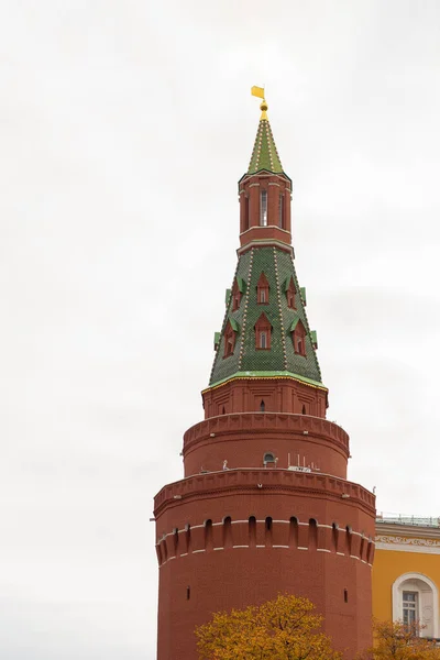 12-10-2019, Moscú, Rusia. Gran Arsenal Corner Tower del Kremlin de Moscú, ladrillo rojo con techo verde. Gótico, arquitectura, vertical —  Fotos de Stock