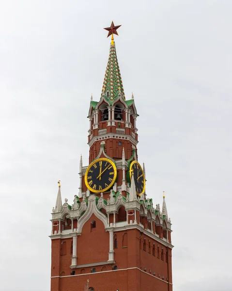 12-10-2019, Moscú, Rusia. Torre Spasskaya del Kremlin de Moscú, ladrillo rojo con un techo verde. También se llama Torre Frolovs o Torre del Reloj de la Puerta de Jerusalén en la Plaza Roja — Foto de Stock