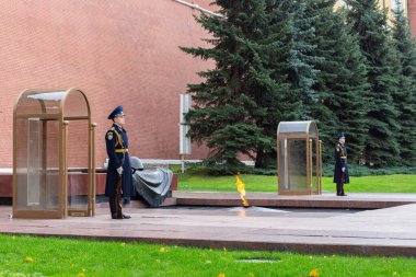 12-10-2019, Moskova, Rusya. Ebedi alevin onur kıtası. Üniformalı iki asker Kremlin duvarında duruyor.