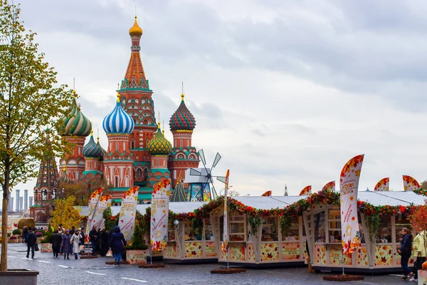 12-10-2019, Moscow, Russia. Golden Autumn Festival. Stalls with food and gifts in the background Cathedral of St. Basil — Stock Photo, Image