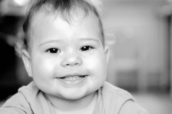 Jongen meisje baby zwart-wit portret. Gelukkig lachend kind, Kaukasisch peuterportret, close-up — Stockfoto