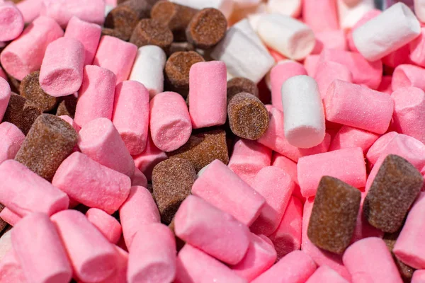 Zuckerbeschichtete Marshmallows, rosa weiß braune Schokolade Nahaufnahme. süßes Dessert Hintergrund Tapete Hintergrund — Stockfoto