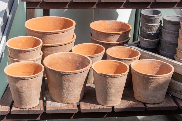 Conjunto de macetas de arcilla en el jardín. El concepto de la preparación de herramientas de jardín para las flores de siembra de primavera. Ollas de arcilla natural para plántulas, al aire libre —  Fotos de Stock