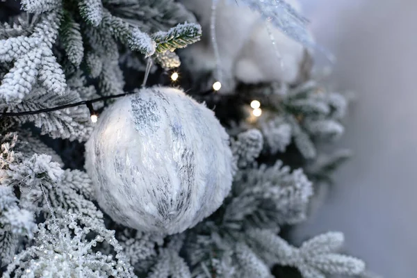 Bola Decorativa Colgada Árbol Navidad Con Luces Guirnalda Festiva Decoración —  Fotos de Stock