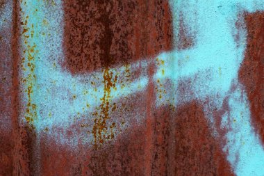 Paslı metal yüzey dokusu ve boya izleri. Eski paslı demir çarşaf ve yağlı boya şeritleri. Yaşlanma belirtileri gösteren çelik demir. Tasarım için desenli efekt arkaplanı