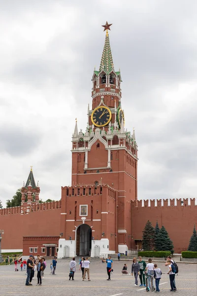 Moscú Rusia Agosto 2020 Torre Spasskaya Plaza Roja Los Turistas — Foto de Stock