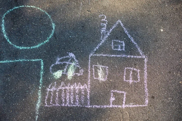 Niños Dibujando Con Tiza Sobre Asfalto Casa Con Una Tubería —  Fotos de Stock