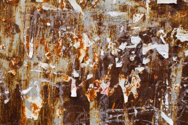 Metal bir yüzeyin dokusu, eski reklamlar ve bültenlerle dolu. Tasarım için eski bilgi standı, arkaplan