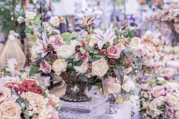 Pastel leylak renginde ev dekorasyonu için zarif bir buket gül. İç dekorasyon, yapay çiçekler yeşil yapraklı zambak dalı, el yapımı tekstil çiçekli romantik kart.