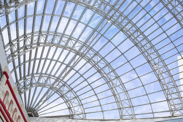 Metallkonstruktion Som Stöder Stormarknadernas Glaskupol Transparent Tak Släpper Solljus Glas — Stockfoto
