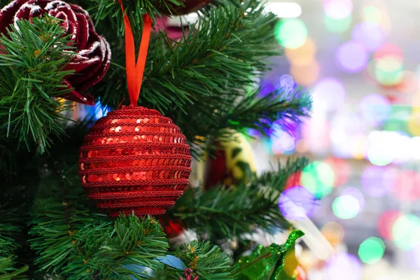 Červená Ozdobná Koule Zářícího Lurexu Visící Větvi Vánočního Stromku Lesklé — Stock fotografie