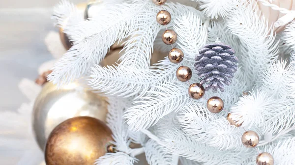 Árbol Navidad Artificial Blanco Decorado Con Cono Plata Bolas Brillantes — Foto de Stock