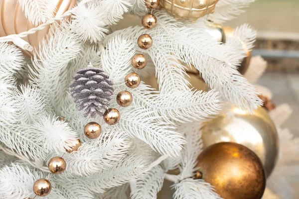 Bílý Umělý Vánoční Stromek Zdobený Stříbrným Kuželem Lesklými Koulemi Zlatým — Stock fotografie