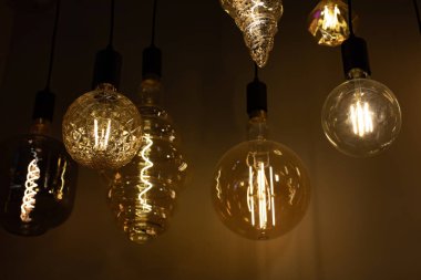 Mor ışıklı klasik lambalar, tasarım için arkaplan