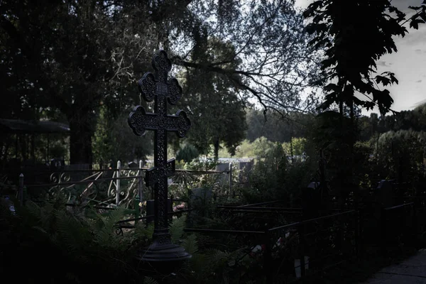 Schwarzes Grabkreuz Auf Dem Friedhof Abenddämmerung Düstere Gruselige Foto Der — Stockfoto