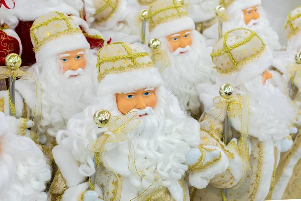 Många Jul Dockor Santa Claus Vitt Guld Bakgrund Bakgrund Bakgrund — Stockfoto