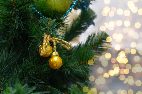 Julgran Dekorerad Med Små Gyllene Klockor Ett Blankt Rep Runda — Stockfoto