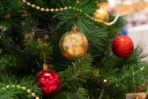 Kerstboom Versierd Met Glanzende Rood Gouden Ballen Close Feestelijke Kerst — Stockfoto