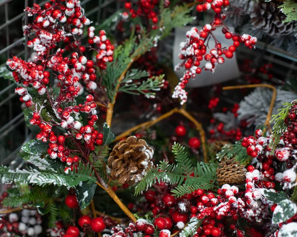 Рождественское Оформление Фона Дизайна Ветки Холли Ягодами Инее Рождественские Символы — стоковое фото