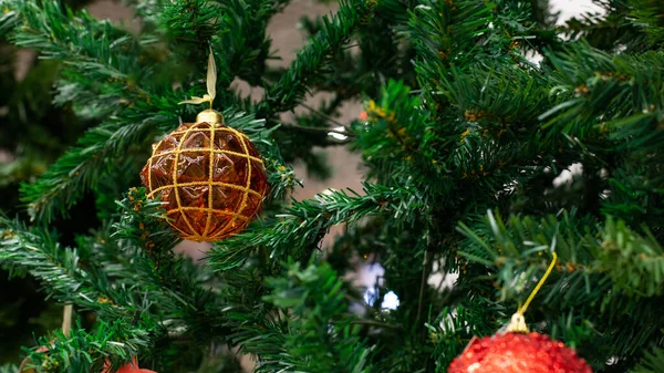 Árvore Natal Com Bola Ouro Vermelho Vidro Natal Festivo Fundo — Fotografia de Stock