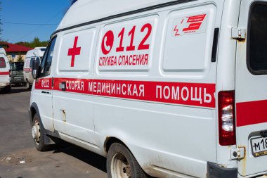 Moskova, Rusya - 11 Mayıs 2020: Acil tıbbi araç yakın plan. Arabanın arkasında acil durum telefon numarası var. Tıbbi nakil