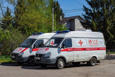 Moskova, Rusya - 11 Mayıs 2020: 2 Rus ambulansı, tıbbi acil nakil. Ambulans arabası otoparkta.