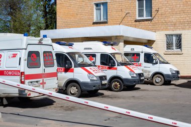 Moskova, Rusya - 11 Mayıs 2020: Yoğun bakım istasyonunun yanındaki otoparkta dört ambulans. Bir virüs salgını sırasında doktorların ayrılmaya istekli olması. Tıbbi nakliye ambulansı.