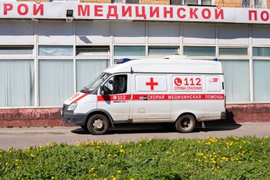 Moskova, Rusya - 11 Mayıs 2020: Ambulans arabası acil sağlık istasyonuna park edildi. Tıbbi nakil