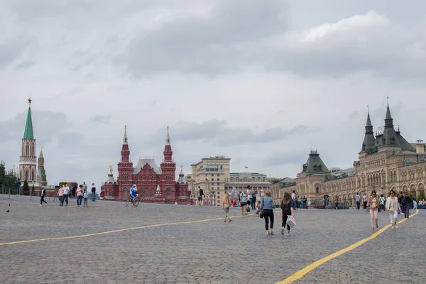 Moscú Rusia Agosto 2020 Turistas Diferentes Países Caminando Por Plaza —  Fotos de Stock