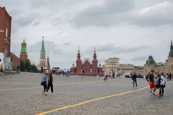 Moscú Rusia Agosto 2020 Turistas Caminando Por Plaza Roja Museo —  Fotos de Stock