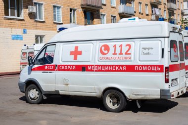Moskova, Rusya - 11 Mayıs 2020: Ambulans arabası, otoparkta tıbbi nakliye