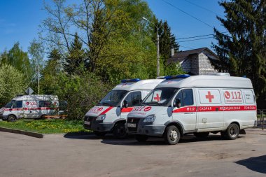 Moskova, Rusya - 11 Mayıs 2020: beyaz kırmızı ambulanslar, tıbbi yardım araçları. Virüs salgını ve tıbbi hazırlık. Ambulans arabası yatay fotoğrafçılık.