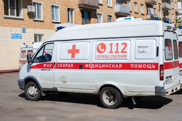 Moskova, Rusya - 11 Mayıs 2020: Ambulans arabası, otoparkta tıbbi nakliye