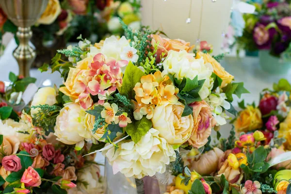 Piękny Bukiet Sztucznych Kwiatów Róża Hortensji Zielone Liście Kwiaciarnia Sztuka — Zdjęcie stockowe