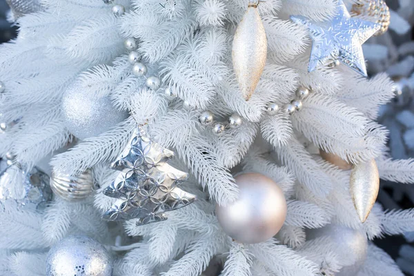 Kerstversiering Feestelijke Achtergrond Met Een Witte Kerstboom Slinger Speelgoed Kerstboom — Stockfoto