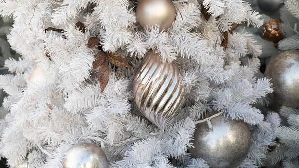 Décoration Noël Une Grande Glace Dorée Sur Sapin Noël Blanc — Photo