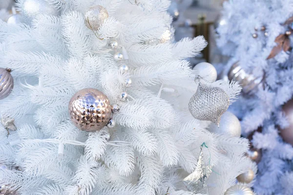 Kerstversiering Kunstmatige Witte Kerstboom Met Een Gouden Bal Feestelijke Kerst — Stockfoto