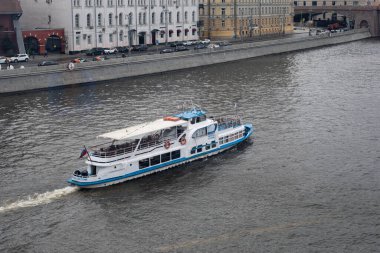 MOSCOW, RUSSIA - 24 AĞUSTOS 2020: Excursion motor gemisi beyaz mavi, Moskva Nehri boyunca seyreden turist gemisi. Boş şehir motorlu gemisi